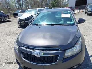 2014 Chevrolet Cruze 1LT z VIN 1G1PC5SB7E7352808, wystawiony jako IAAI lot #42143880 z przebiegiem 111 865 mil mil oraz . Historia ofert i sprzedaży dostępna na DreamBid. Obrazek 6.