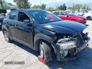 2021 Hyundai Kona SE z VIN KM8K12AA7MU687240, wystawiony jako IAAI lot #42216710 z przebiegiem 108 063 mil mil oraz . Historia ofert i sprzedaży dostępna na DreamBid. Obrazek 1.