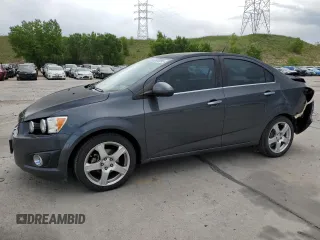 2013 Chevrolet Sonic LTZ z VIN 1G1JE5SH0D4102525, wystawiony jako Copart lot #60976595 z przebiegiem 138 420 mil mil oraz Szkoda całkowita • Salvage title. Historia ofert i sprzedaży dostępna na DreamBid. Obrazek 1.