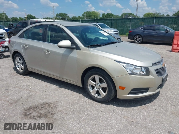 2014 Chevrolet Cruze 1LT z VIN 1G1PC5SB3E7267089, wystawiony jako IAAI lot #42723689 z przebiegiem 113 529 mil mil oraz . Historia ofert i sprzedaży dostępna na DreamBid. Obrazek 1.