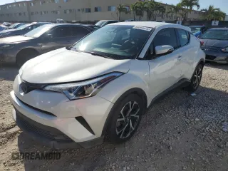 2019 Toyota C-HR XLE z VIN JTNKHMBX7K1014151, wystawiony jako Copart lot #50699475 z przebiegiem 102 995 mil mil oraz Czysty tytuł • Clean title. Historia ofert i sprzedaży dostępna na DreamBid. Obrazek 1.