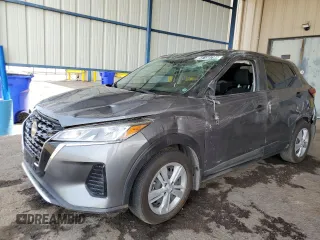 2022 Nissan Kicks S z VIN 3N1CP5BV9NL485184, wystawiony jako Copart lot #55150795 z przebiegiem 46 953 mil mil oraz Czysty tytuł • Clean title. Historia ofert i sprzedaży dostępna na DreamBid. Obrazek 1.