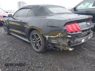 2020 Ford Mustang EcoBoost z VIN 1FATP8UH7L5131625, wystawiony jako IAAI lot #42295906 z przebiegiem 74 572 mil mil oraz . Historia ofert i sprzedaży dostępna na DreamBid. Obrazek 3.