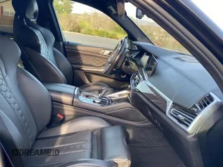 2021 BMW X5 M z VIN 5YMJU0C08M9E55307, wystawiony jako Copart lot #45422103 z przebiegiem 36 583 mil mil oraz . Historia ofert i sprzedaży dostępna na DreamBid. Obrazek 5.