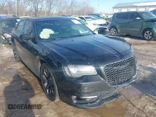 2020 Chrysler 300 S z VIN 2C3CCABT0LH180828, wystawiony jako IAAI lot #41370520 z przebiegiem 47 258 mil mil oraz . Historia ofert i sprzedaży dostępna na DreamBid. Obrazek 1.