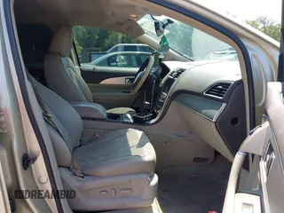 2011 Lincoln MKX z VIN 2LMDJ6JK0BBJ07844, wystawiony jako IAAI lot #42468410 z przebiegiem 207 298 mil mil oraz . Historia ofert i sprzedaży dostępna na DreamBid. Obrazek 5.