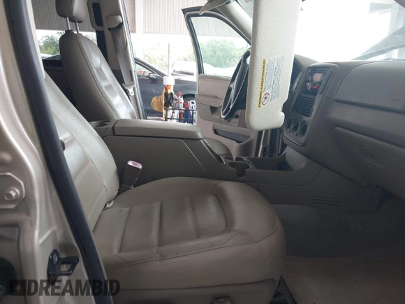 2005 Ford Explorer XLT z VIN 1FMZU63K55UA75025, wystawiony jako IAAI lot #42359692 z przebiegiem 104 954 mil mil oraz . Historia ofert i sprzedaży dostępna na DreamBid. Obrazek 5.
