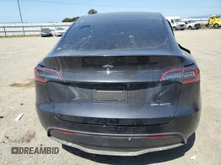 2024 Tesla Model Y Long Range z VIN 7SAYGDEE6RF032348, wystawiony jako Copart lot #58158355 z przebiegiem Nie podano mil oraz Szkoda całkowita • Salvage title. Historia ofert i sprzedaży dostępna na DreamBid. Obrazek 6.
