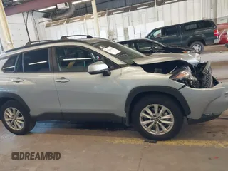 2024 Toyota Corolla Cross LE z VIN 7MUCAABG8RV079508, wystawiony jako IAAI lot #42046345 z przebiegiem 18 873 mil mil oraz . Historia ofert i sprzedaży dostępna na DreamBid. Obrazek 13.