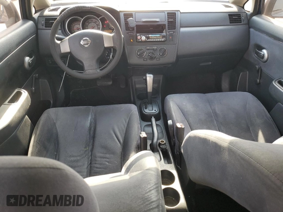 2009 Nissan Versa 1.6 z VIN 3N1CC11E49L476159, wystawiony jako Copart lot #53792025 z przebiegiem 242 459 mil mil oraz Szkoda całkowita • Salvage title. Historia ofert i sprzedaży dostępna na DreamBid. Obrazek 8.