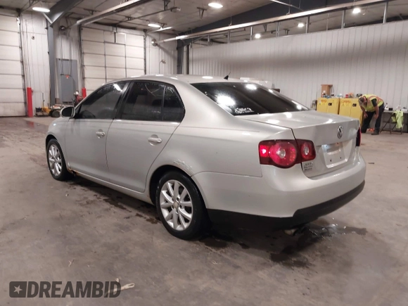 2010 Volkswagen Jetta Limited Edition z VIN 3VWRX7AJ1AM165859, wystawiony jako IAAI lot #42269603 z przebiegiem 93 615 mil mil oraz . Historia ofert i sprzedaży dostępna na DreamBid. Obrazek 3.