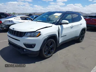 2021 Jeep Compass Latitude z VIN 3C4NJCBBXMT603940, wystawiony jako IAAI lot #42079547 z przebiegiem 70 076 mil mil oraz . Historia ofert i sprzedaży dostępna na DreamBid. Obrazek 2.