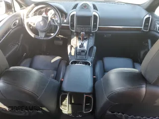 2013 Porsche Cayenne Diesel с VIN WP1AF2A2XDLA21133, выставлен на аукционе Copart как лот 46412045 с пробегом 138 047 миль миль и Списание • Salvage title. История ставок и продаж доступна на DreamBid. Изображение 8.