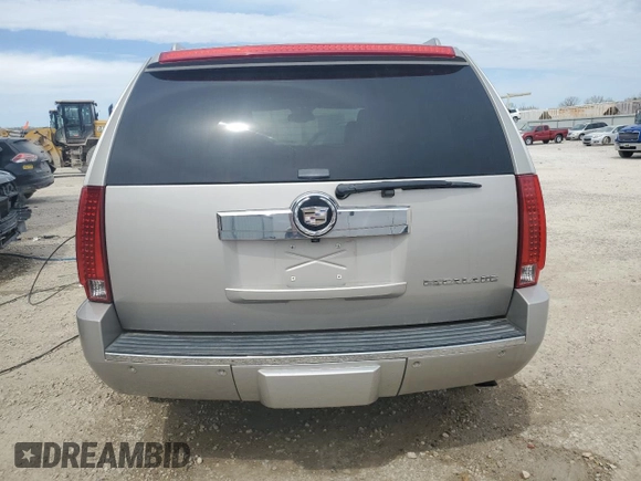 2008 Cadillac Escalade z VIN 1GYFK638X8R143922, wystawiony jako Copart lot #53095095 z przebiegiem 174 899 mil mil oraz Tytuł czysty. Historia ofert i sprzedaży dostępna na DreamBid. Obrazek 6.