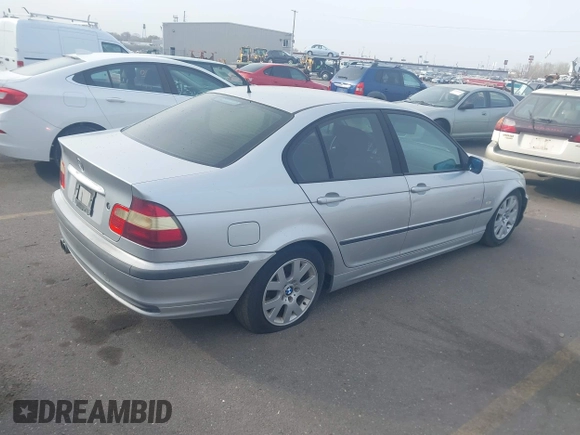 1999 BMW 3 Series 323i with VIN WBAAM3331XCD55039, listed as a IAAI auction lot 41884968 with 187,106 mi miles. Bid and sale history available at carsss.com. Image 4.