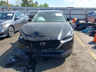 2025 Mazda CX-30 S Select Sport z VIN 3MVDMBBM3SM784464, wystawiony jako IAAI lot #42085045 z przebiegiem 1 953 mil mil oraz . Historia ofert i sprzedaży dostępna na DreamBid. Obrazek 12.