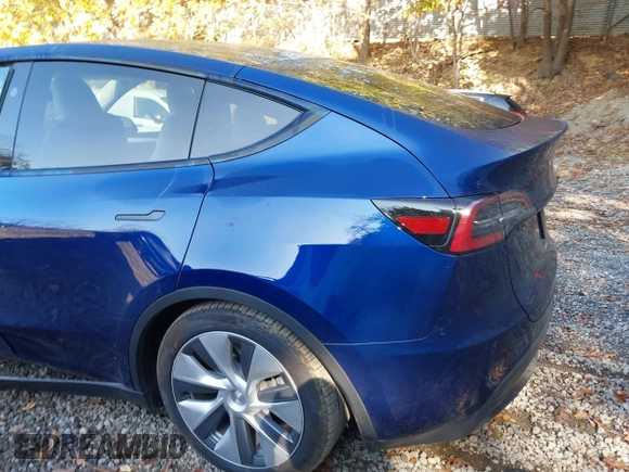 2024 Tesla Model Y Long Range with VIN 7SAYGDEE1RA266328, listed as a IAAI auction lot 40610351 with 13,573 mi miles. Bid and sale history available at carsss.com. Image 22.
