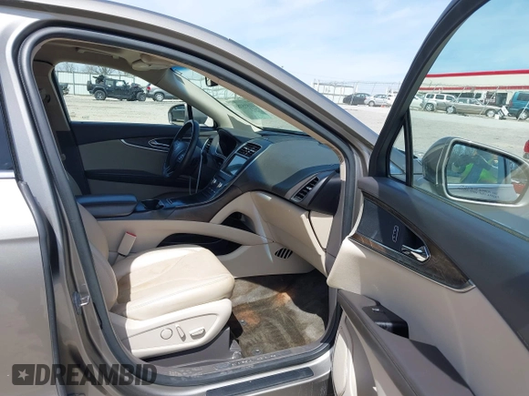 2017 Lincoln MKX Reserve z VIN 2LMPJ8LR4HBL41092, wystawiony jako IAAI lot #41815783 z przebiegiem 104 578 mil mil oraz . Historia ofert i sprzedaży dostępna na DreamBid. Obrazek 5.