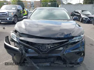 2018 Toyota Camry LE z VIN 4T1B11HK2JU002873, wystawiony jako IAAI lot #41637537 z przebiegiem 136 950 mil mil oraz . Historia ofert i sprzedaży dostępna na DreamBid. Obrazek 12.