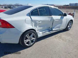 2015 Volvo S60 T5 Drive-E Premier z VIN YV140MFKXF1351769, wystawiony jako IAAI lot #41392860 z przebiegiem 56 920 mil mil oraz . Historia ofert i sprzedaży dostępna na DreamBid. Obrazek 6.