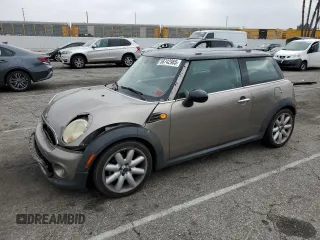 2013 MINI Hardtop z VIN WMWSU3C54DT372786, wystawiony jako Copart lot #58742985 z przebiegiem 212 517 mil mil oraz Szkoda całkowita • Salvage title. Historia ofert i sprzedaży dostępna na DreamBid. Obrazek 1.