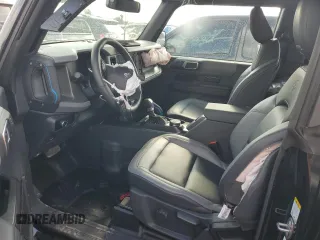 2024 Ford Bronco z VIN 1FMDE1AP7RLB23029, wystawiony jako Copart lot #54862095 z przebiegiem 4 021 mil mil oraz Szkoda całkowita • Salvage title. Historia ofert i sprzedaży dostępna na DreamBid. Obrazek 7.