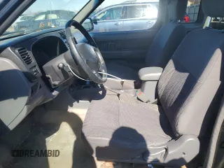 2000 Nissan Frontier XE z VIN 1N6ED26T3YC411827, wystawiony jako Copart lot #48612455 z przebiegiem 140 373 mil mil oraz Czysty tytuł • Clean title. Historia ofert i sprzedaży dostępna na DreamBid. Obrazek 7.