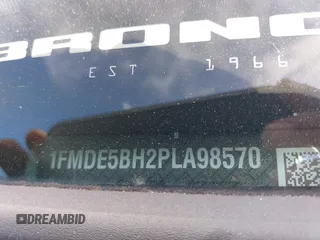 2023 Ford Bronco z VIN 1FMDE5BH2PLA98570, wystawiony jako IAAI lot #42322165 z przebiegiem 10 266 mil mil oraz . Historia ofert i sprzedaży dostępna na DreamBid. Obrazek 17.