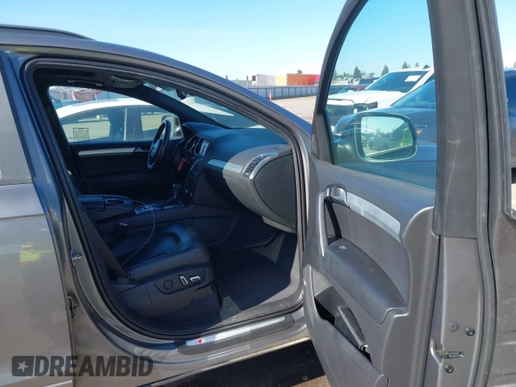 2014 Audi Q7 3.0T S line Prestige with VIN WA1DGAFE2ED009086, listed as a IAAI auction lot 41824179 with 136,899 mi miles. Bid and sale history available at carsss.com. Image 5.