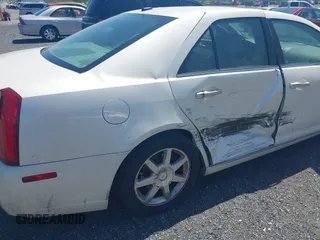 2008 Cadillac STS RWD z VIN 1G6DZ67A580168157, wystawiony jako IAAI lot #42133003 z przebiegiem 133 928 mil mil oraz . Historia ofert i sprzedaży dostępna na DreamBid. Obrazek 6.