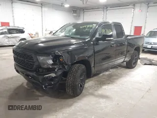 2022 Ram 1500 Big Horn z VIN 1C6SRFBT2NN281888, wystawiony jako IAAI lot #41971869 z przebiegiem 112 527 mil mil oraz . Historia ofert i sprzedaży dostępna na DreamBid. Obrazek 17.