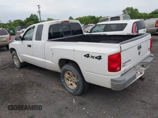 2005 Dodge Dakota SLT z VIN 1D7HW42N25S220436, wystawiony jako IAAI lot #42345700 z przebiegiem 119 010 mil mil oraz . Historia ofert i sprzedaży dostępna na DreamBid. Obrazek 3.