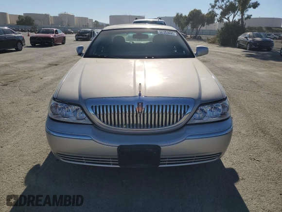 2006 Lincoln Town Car Signature Limited z VIN 1LNHM82W66Y650111, wystawiony jako Copart lot #56553695 z przebiegiem 184 625 mil mil oraz Czysty tytuł • Clean title. Historia ofert i sprzedaży dostępna na DreamBid. Obrazek 5.