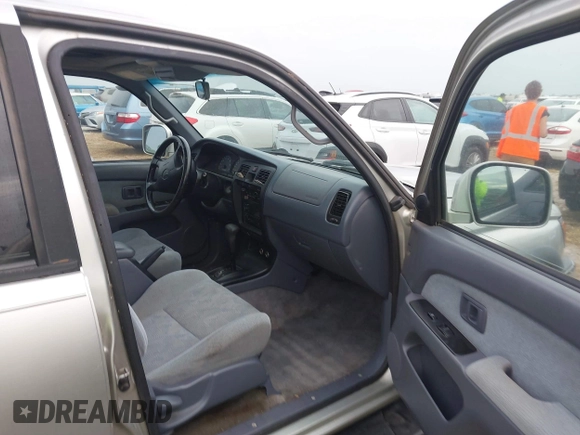 2000 Toyota 4Runner SR5 with VIN JT3GN86R0Y0159931, listed as a IAAI auction lot 40493131 with 200,277 mi miles and . Bid and sale history available at DreamBid. Image 5.