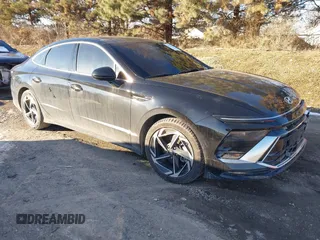 2024 Hyundai Sonata SEL z VIN KMHL14JA7RA421841, wystawiony jako IAAI lot #41379624 z przebiegiem 9 008 mil mil oraz . Historia ofert i sprzedaży dostępna na DreamBid. Obrazek 1.