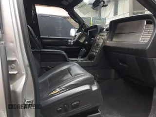2007 Lincoln Navigator z VIN 5LMFL28597LJ11032, wystawiony jako IAAI lot #42250797 z przebiegiem 248 112 mil mil oraz . Historia ofert i sprzedaży dostępna na DreamBid. Obrazek 5.