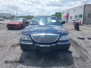 2008 Lincoln Town Car Limited z VIN 2LNHM82W68X659796, wystawiony jako IAAI lot #42105970 z przebiegiem 80 437 mil mil oraz . Historia ofert i sprzedaży dostępna na DreamBid. Obrazek 12.