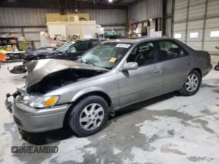 2001 Toyota Camry LE z VIN 4T1BF22K01U120422, wystawiony jako Copart lot #44810725 z przebiegiem 235 838 mil mil oraz Szkoda całkowita • Salvage title. Historia ofert i sprzedaży dostępna na DreamBid. Obrazek 1.