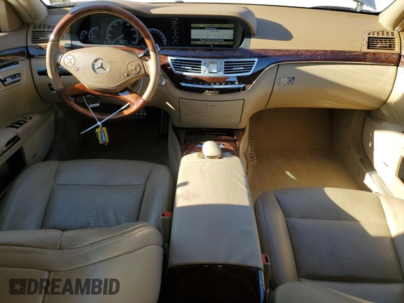 2010 Mercedes-Benz S 550 z VIN WDDNG8GB1AA323840, wystawiony jako Copart lot #44756815 z przebiegiem 138 034 mil mil oraz Szkoda całkowita • Salvage title. Historia ofert i sprzedaży dostępna na DreamBid. Obrazek 8.