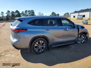 2021 Toyota Highlander XLE with VIN 5TDGZRAH1MS085088, listed as a Copart auction lot 46944205 with 69,506 mi miles and Salvage Title. Bid and sale history available at carsss.com. Image 3.