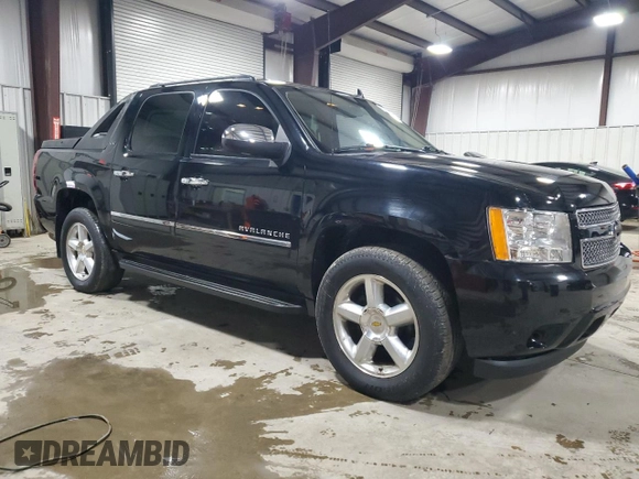 2010 Chevrolet Avalanche LTZ z VIN 3GNVKGE04AG290474, wystawiony jako Copart lot #51571895 z przebiegiem 130 497 mil mil oraz Szkoda całkowita • Salvage title. Historia ofert i sprzedaży dostępna na DreamBid. Obrazek 4.