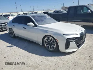 2023 BMW i7 xDrive60 z VIN WBY53EJ05PCM58262, wystawiony jako Copart lot #42563184 z przebiegiem 10 718 mil mil oraz . Historia ofert i sprzedaży dostępna na DreamBid. Obrazek 4.