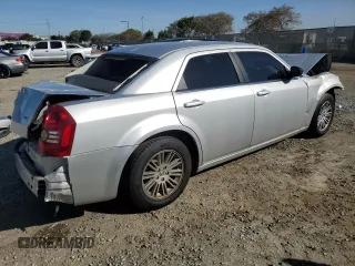 2009 Chrysler 300 LX z VIN 2C3KA43D79H505560, wystawiony jako Copart lot #45428795 z przebiegiem 49 295 mil mil oraz Szkoda całkowita • Salvage title. Historia ofert i sprzedaży dostępna na DreamBid. Obrazek 3.