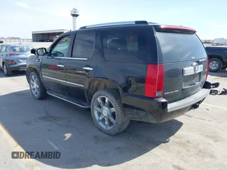 2007 Cadillac Escalade with VIN 1GYFK63887R175010, listed as a IAAI auction lot 41892482 with 121,231 mi miles. Bid and sale history available at carsss.com. Image 3.