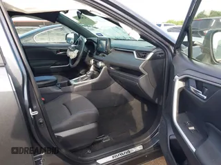 2022 Toyota RAV4 Hybrid SE z VIN JTM16RFV5ND053223, wystawiony jako IAAI lot #42217744 z przebiegiem 43 878 mil mil oraz . Historia ofert i sprzedaży dostępna na DreamBid. Obrazek 5.