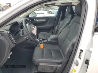 2024 Volvo XC40 Plus Bright Theme z VIN YV4L12UE7R2283166, wystawiony jako Copart lot #54067355 z przebiegiem 2 749 mil mil oraz Szkoda całkowita • Salvage title. Historia ofert i sprzedaży dostępna na DreamBid. Obrazek 7.