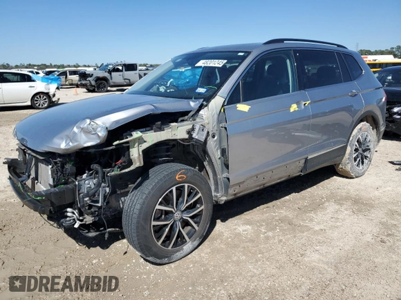 2021 Volkswagen Tiguan SE z VIN 3VV2B7AX9MM130337, wystawiony jako Copart lot #48201245 z przebiegiem 42 732 mil mil oraz Czysty tytuł • Clean title. Historia ofert i sprzedaży dostępna na DreamBid. Obrazek 1.