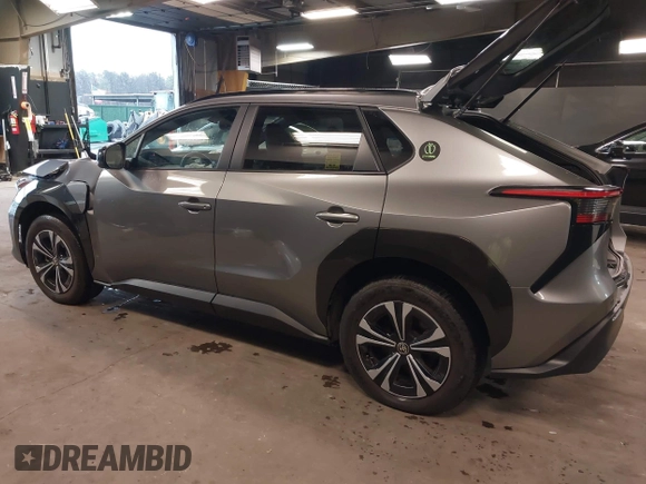 2023 Toyota bZ4X XLE z VIN JTMABACA3PA038951, wystawiony jako IAAI lot #41961433 z przebiegiem 10 261 mil mil oraz . Historia ofert i sprzedaży dostępna na DreamBid. Obrazek 3.