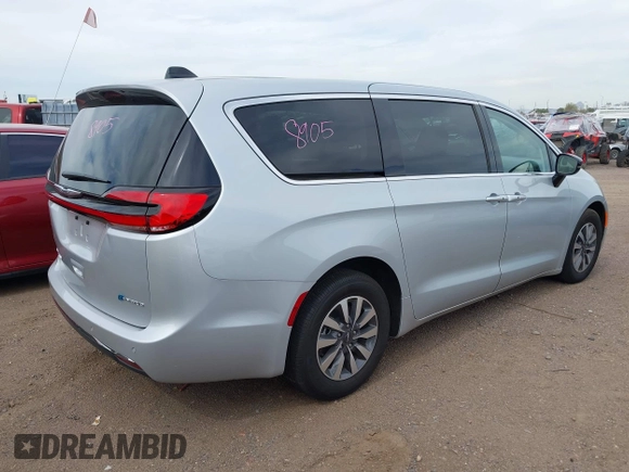 2024 Chrysler Pacifica Hybrid Select z VIN 2C4RC1S78RR188462, wystawiony jako IAAI lot #41813616 z przebiegiem 18 589 mil mil oraz . Historia ofert i sprzedaży dostępna na DreamBid. Obrazek 4.