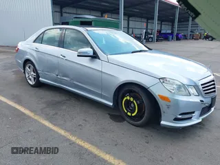 2013 Mercedes-Benz E 550 Sport z VIN WDDHF9BB0DA717251, wystawiony jako IAAI lot #42649714 z przebiegiem 163 818 mil mil oraz . Historia ofert i sprzedaży dostępna na DreamBid. Obrazek 1.